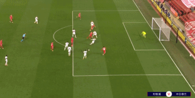 感受土超的气氛，埃德森在伊斯坦布尔德比中遭球迷投掷塑料杯